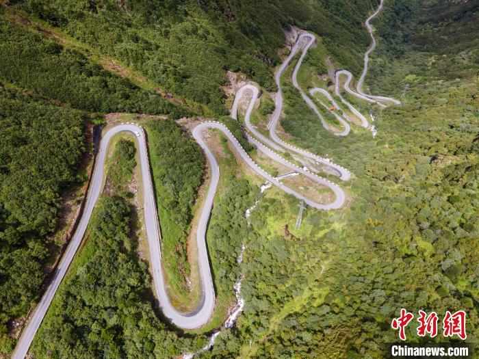 圖為西藏山南錯(cuò)那縣的盤山公路，錯(cuò)那縣被命名為全國“四好農(nóng)村路”示范縣?！〗w波 攝