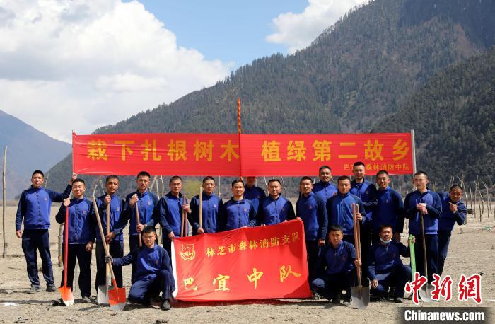 林芝市巴宜區(qū)森林消防中隊(duì)志愿服務(wù)隊(duì)合影留念?！∥骼@拉翁 攝