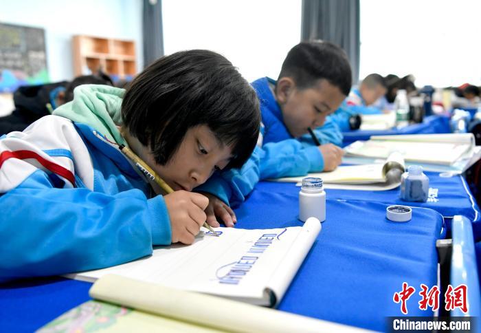 3月14日，西藏拉薩市第一小學(xué)一年級(jí)六班的學(xué)生們?cè)诓卣Z(yǔ)文課上書(shū)寫(xiě)藏文?！±盍?攝