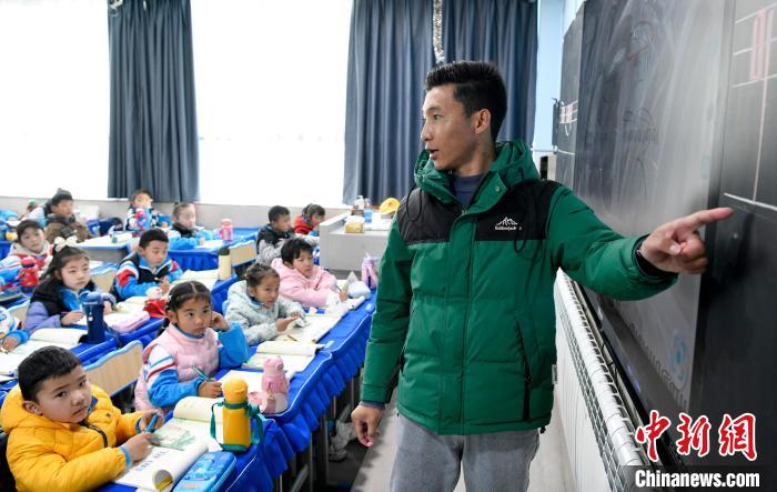3月14日，西藏拉薩市第一小學(xué)藏語(yǔ)文老師拉巴次仁在課堂上。　李林 攝