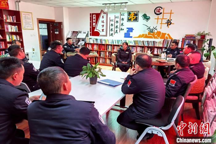 圖為亞東出入境邊防檢查站民警與銀行業(yè)務(wù)人員進(jìn)行金融知識深入交流?！『?攝