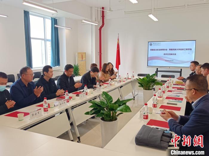 圖為座談會(huì)議現(xiàn)場(chǎng)?！「裆?攝