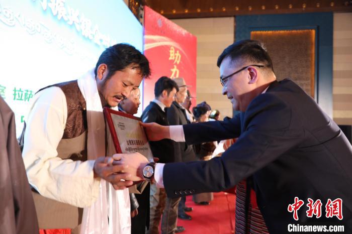 圖為拉薩市銀企對(duì)接洽談會(huì)現(xiàn)場(chǎng)?！「裆愔?攝