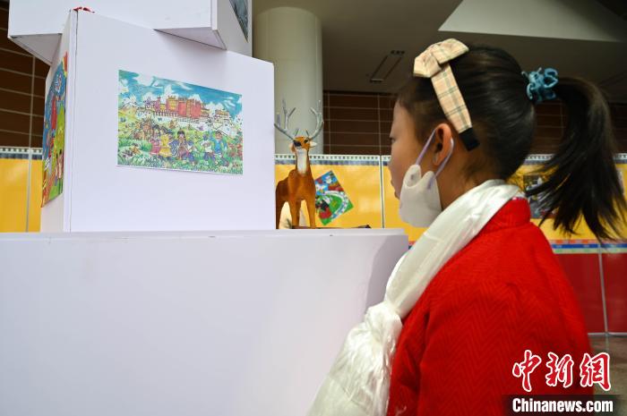 圖為學(xué)生參觀繪畫展?！≮w朗 攝
