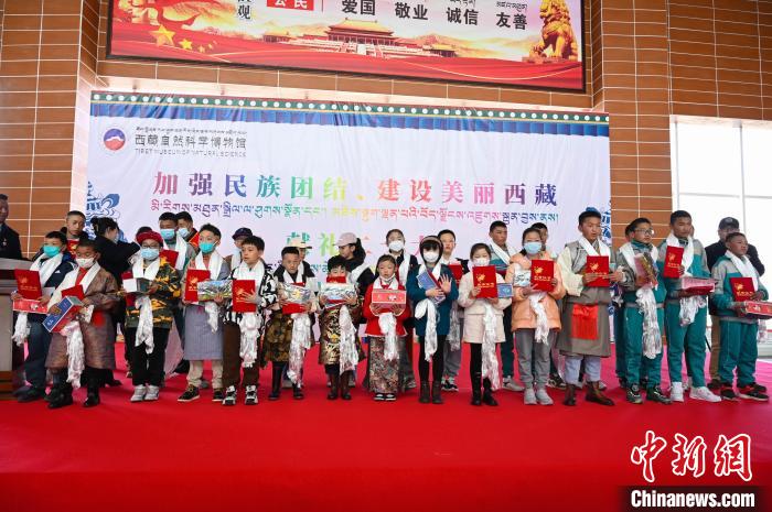 圖為部分獲獎學(xué)生合影?！≮w朗 攝
