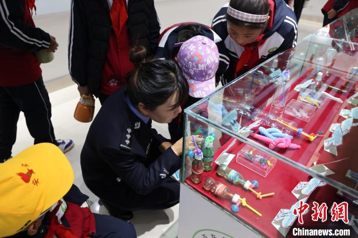 圖為亞?wèn)|邊檢站民警為駐地小學(xué)生開(kāi)展禁毒教育。　胡利媛 攝