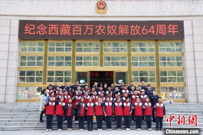 圖為亞?wèn)|邊檢站民警代表與駐地小學(xué)師生代表合影留念。　胡利媛 攝