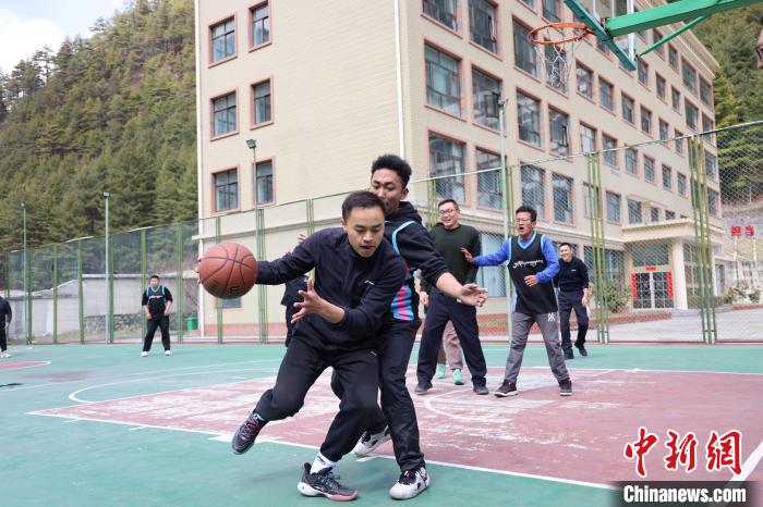圖為亞?wèn)|邊檢站民警與駐地農(nóng)業(yè)銀行代表開(kāi)展籃球友誼賽?！『?攝