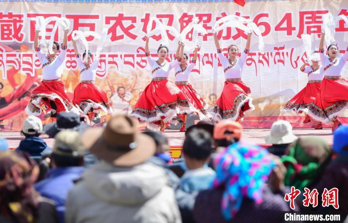 圖為墨竹工卡縣龍珠崗村，文藝演出現(xiàn)場?！∝暩聛硭?攝