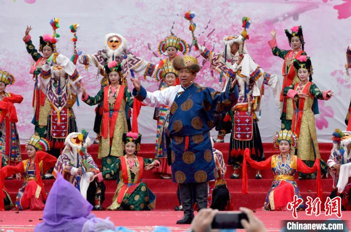 3月28日，西藏林芝第二十屆桃花旅游文化節(jié)開幕式上的文藝表演?！±盍?攝