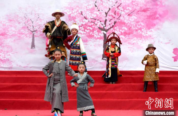 3月28日，西藏林芝第二十屆桃花旅游文化節(jié)開幕式上的文藝表演?！±盍?攝