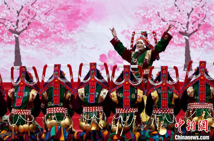 3月28日，西藏林芝第二十屆桃花旅游文化節(jié)開幕式上的文藝表演?！±盍?攝