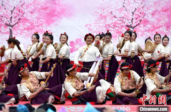 3月28日，西藏林芝第二十屆桃花旅游文化節(jié)開幕式上的文藝表演?！±盍?攝