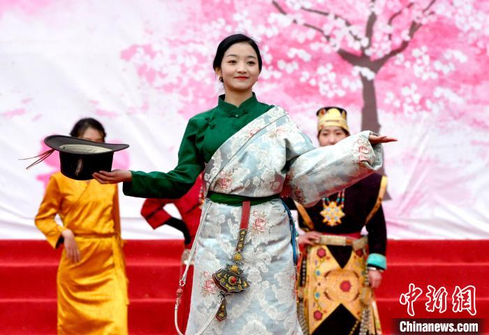 3月28日，西藏林芝第二十屆桃花旅游文化節(jié)開幕式上的文藝表演?！±盍?攝