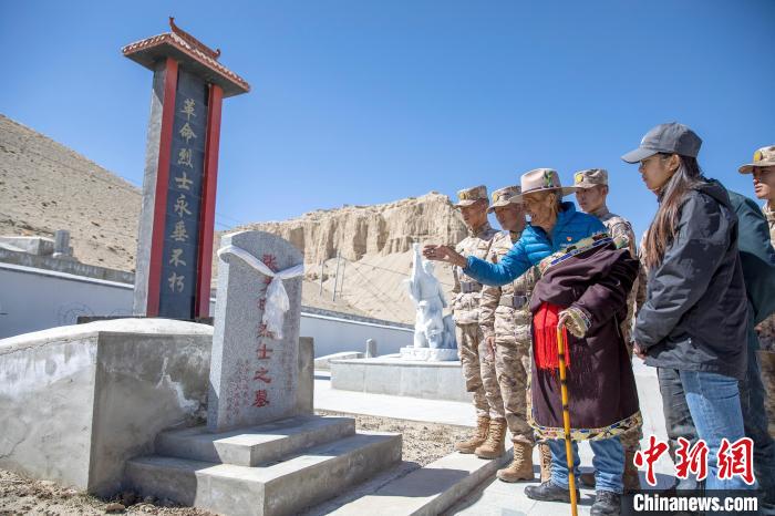 圖為在西藏阿里地區(qū)札達縣烈士陵園，82歲的次仁南杰老人為軍民代表講述新舊西藏的變化?！詵| 攝