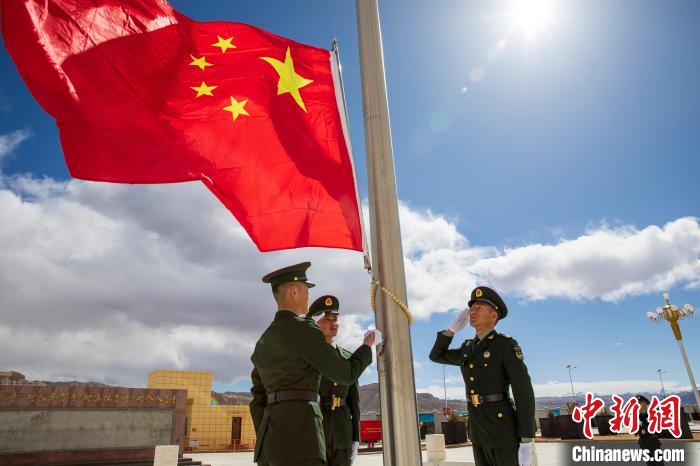 圖為在西藏阿里地區(qū)札達縣，軍民共同舉行升國旗儀式，慶祝西藏百萬農(nóng)奴解放紀念日?！詵| 攝