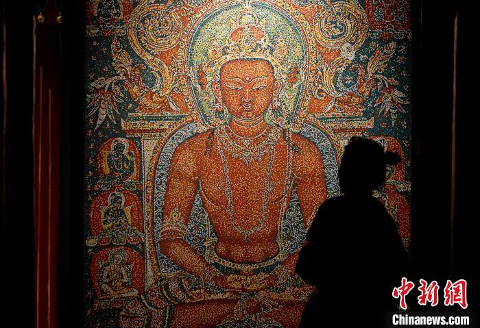3月31日，觀眾欣賞展覽中的作品。　李林 攝