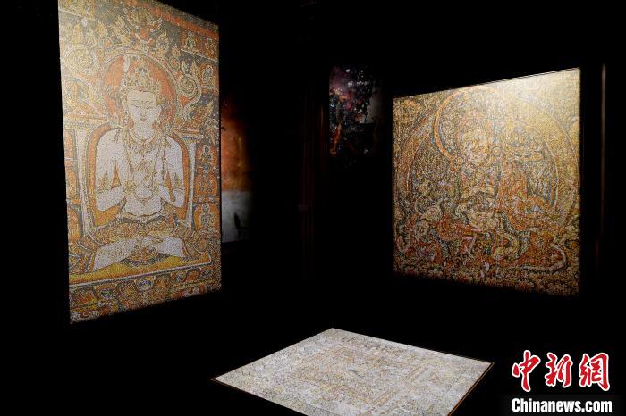 3月31日，觀眾欣賞展覽中的作品?！±盍?攝
