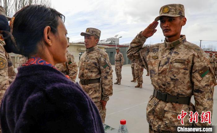 圖為列兵扎西加央向母親敬禮?！詵| 攝