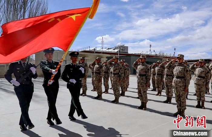 圖為授銜現(xiàn)場迎軍旗?！詵| 攝