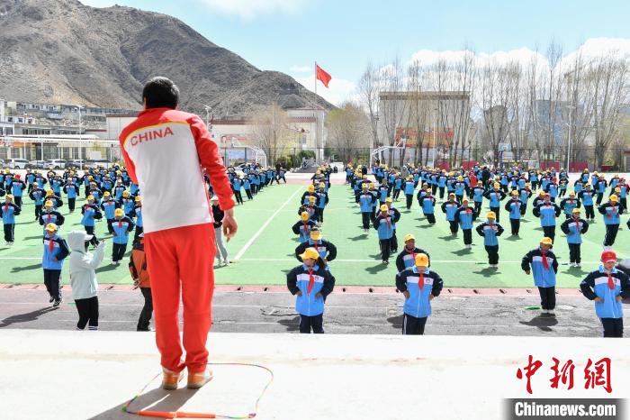 圖為學(xué)生在跳繩教練齊景龍的指導(dǎo)下做準備運動?！∝暩聛硭?攝