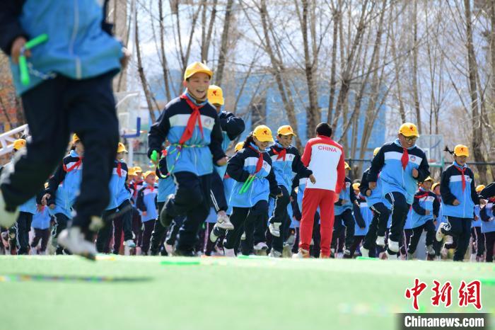 圖為學(xué)生在跳繩教練齊景龍的指導(dǎo)下做準備運動?！∝暩聛硭?攝