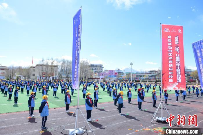 圖為學(xué)生在跳繩教練齊景龍的指導(dǎo)下做準備運動。　貢嘎來松 攝