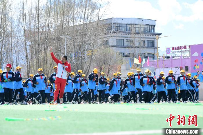 圖為學(xué)生在跳繩教練齊景龍的指導(dǎo)下做準備運動。　貢嘎來松 攝