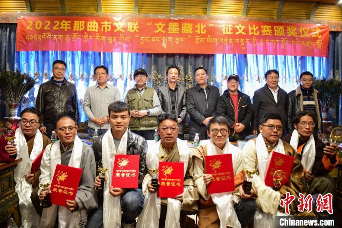 圖為獲獎(jiǎng)人員合影留念?！∝暩聛?lái)松 攝