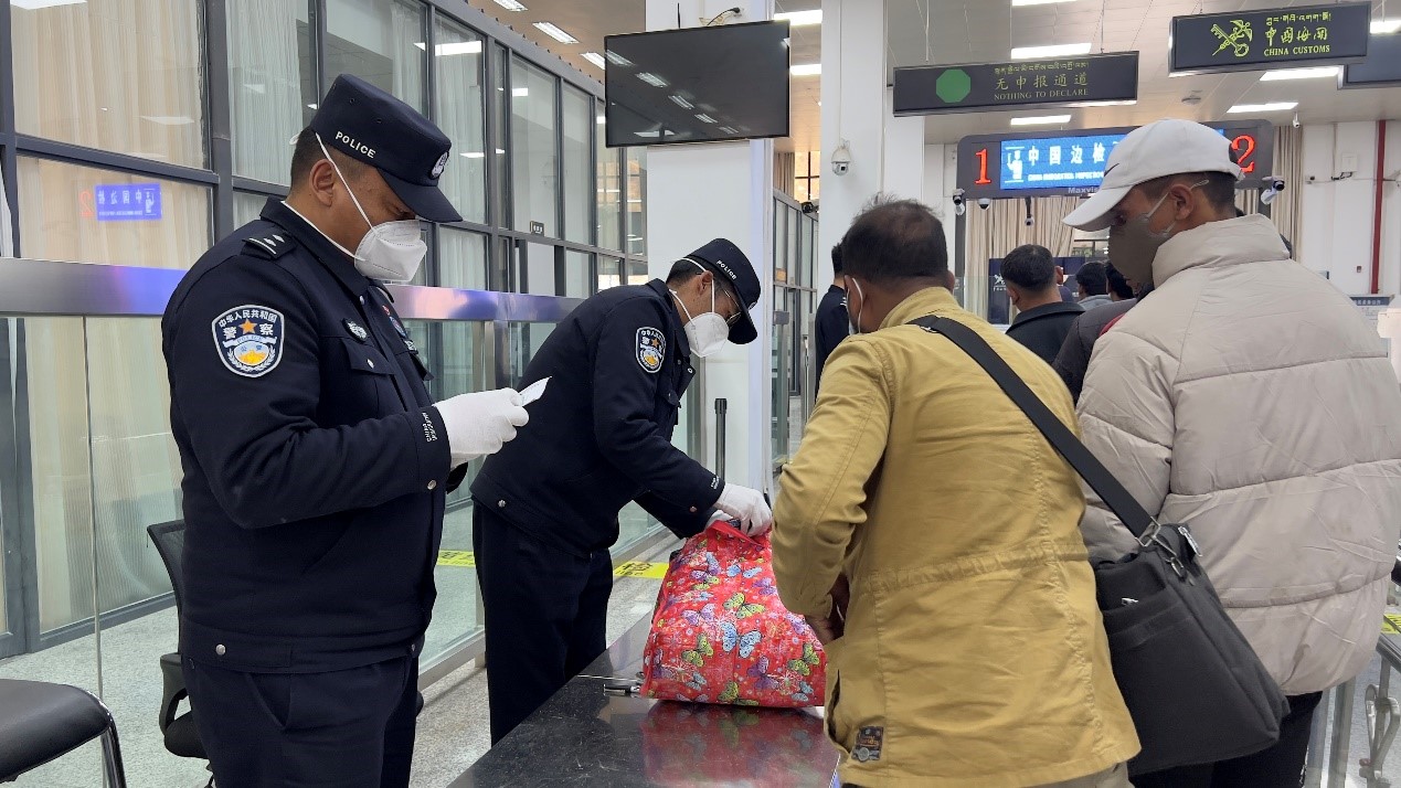 吉隆口岸移民管理警察正在對(duì)行李物品進(jìn)行檢查。人民網(wǎng)記者 唐宋攝