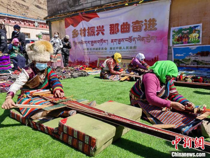 圖為2022年，安多縣雁石坪鎮(zhèn)“鄉(xiāng)村振興那曲奮進(jìn)”編織技藝比賽現(xiàn)場。資料圖 那曲市“鄉(xiāng)村振興 那曲奮進(jìn)”活動(dòng)辦供圖