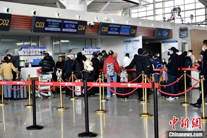 圖為旅客辦理登機手續(xù)?！≈芎?攝