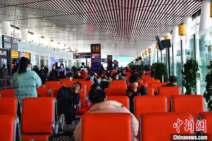 圖為旅客在機場候機室等待登機。　周航 攝
