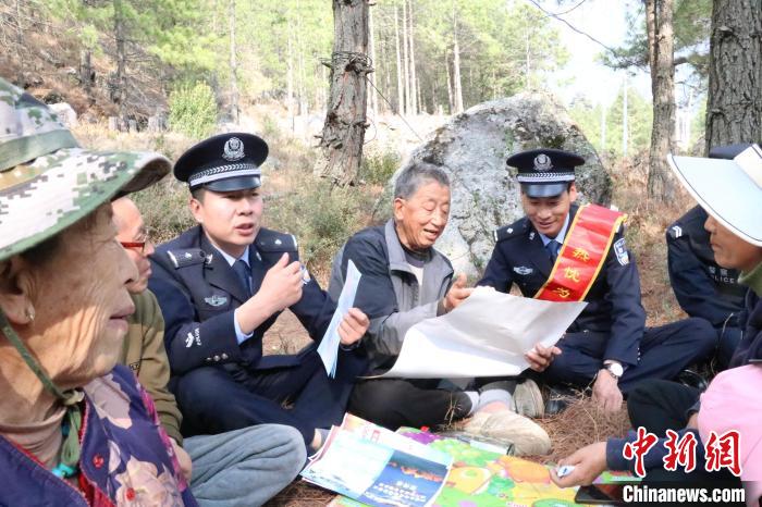 圖為竹瓦根邊境派出所民警為轄區(qū)群眾宣講森林防火常識?！≈裢吒吘撑沙鏊?供圖