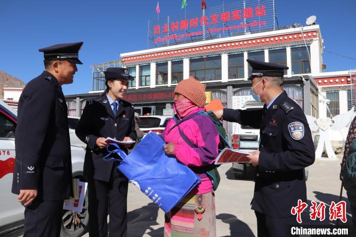 圖為日土邊境派出所民警在選轄區(qū)宣講國家安全知識?！∪尾?攝