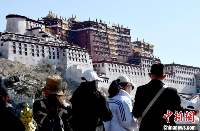 4月17日，游客在拉薩布達(dá)拉宮觀景臺(tái)拍照留念?！±盍?攝