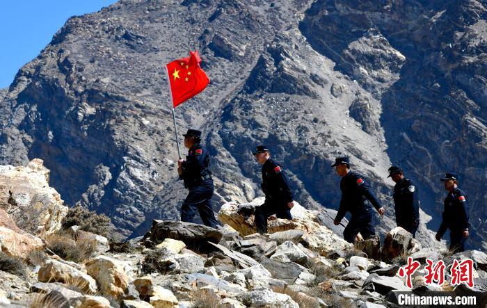 底雅邊境派出所民警夏永軍(左一)在巡邏中?！±盍?攝