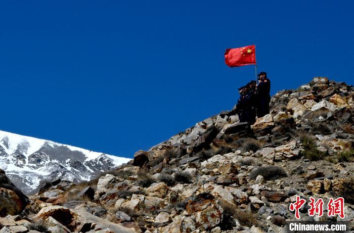 底雅邊境派出所民警夏永軍(右一)在巡邏中?！±盍?攝