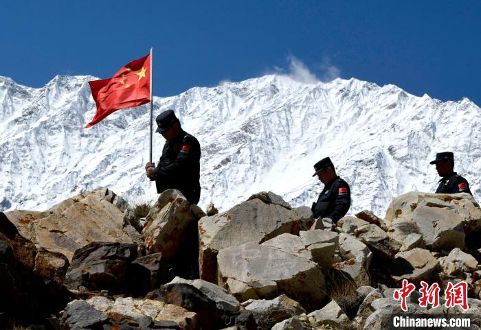 底雅邊境派出所民警夏永軍(左一)在巡邏中。