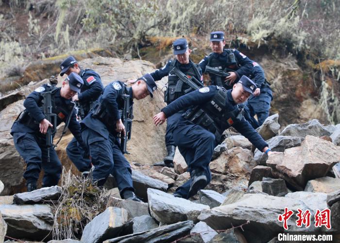 山南邊境管理支隊(duì)玉麥邊境派出所民警在邊境巡邏途中穿過(guò)亂石區(qū)?！∴嶇?攝