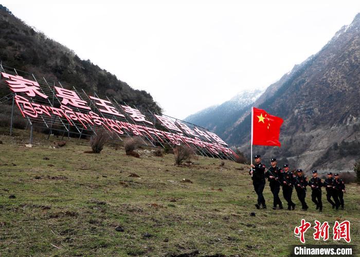 山南邊境管理支隊(duì)玉麥邊境派出所民警在轄區(qū)開(kāi)展巡邏?！∴嶇?攝
