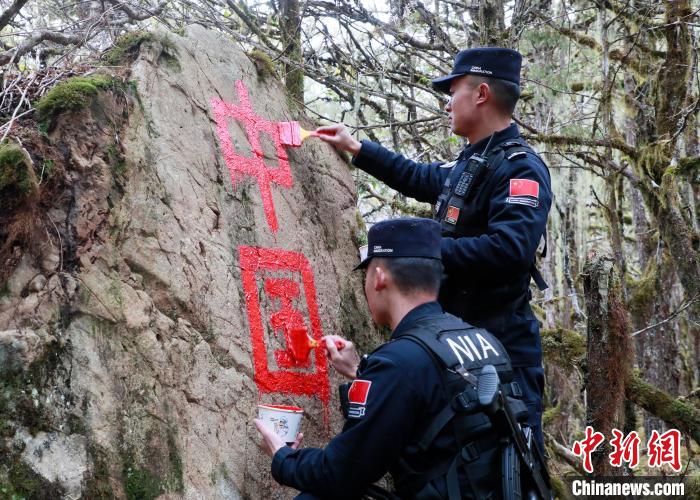 山南邊境管理支隊(duì)玉麥邊境派出所民警邊境巡邏途中在石頭上用油漆涂寫(xiě)“中國(guó)”二字 ?！∴嶇?攝