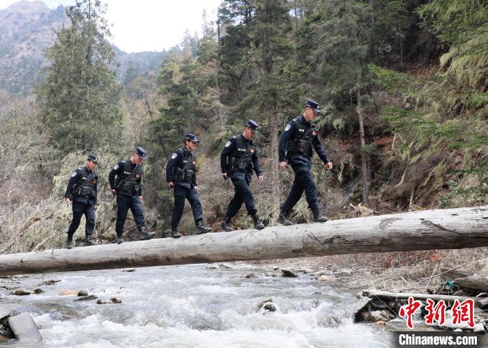 山南邊境管理支隊(duì)玉麥邊境派出所民警邊境巡邏途中走過(guò)河道上“獨(dú)木橋”?！∴嶇?攝