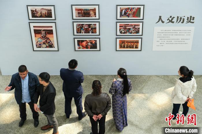 圖為觀眾觀看展覽。