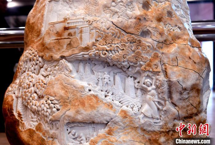 圖為5月16日，展覽中的漢白玉雕作品《猴子變?nèi)恕??！±盍?攝