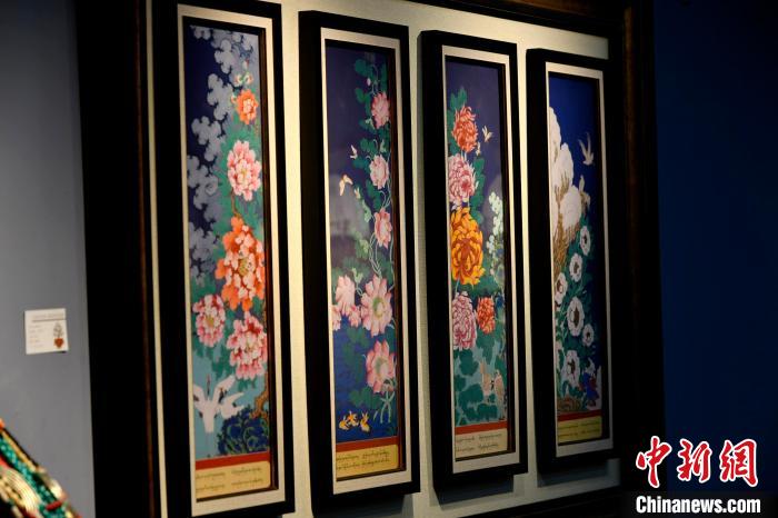 圖為5月16日，展覽中新創(chuàng)唐卡作品《四季花》。　李林 攝
