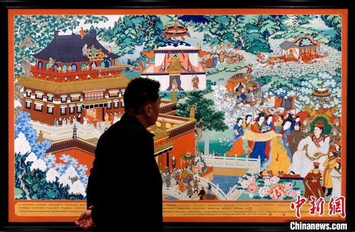圖為5月16日，觀眾正在欣賞展覽中的新創(chuàng)唐卡作品?！±盍?攝