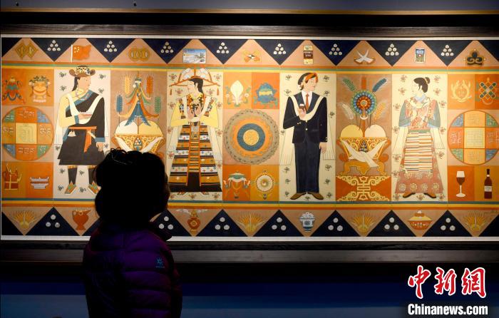圖為5月16日，觀眾正在欣賞展覽中的新創(chuàng)唐卡作品?！±盍?攝