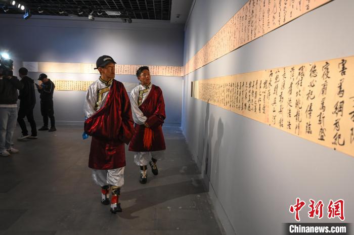 圖為學(xué)生參觀黃庭堅書法文獻(xiàn)展?！≮w朗 攝