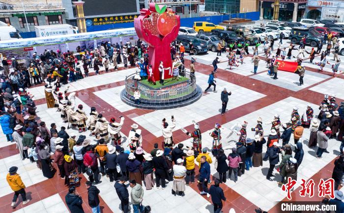 圖為“極地那曲 天際之旅”2023西藏那曲“中國旅游日”音樂美食嘉年華活動現(xiàn)場?！∧乔形幕吐糜尉止﹫D
